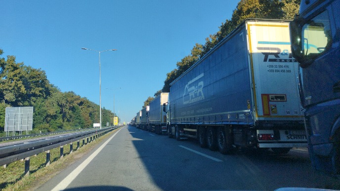 Kamioni čekaju četiri sata